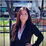 Profesora de inglés imparte clases a niños y adolescentes de todas las edades